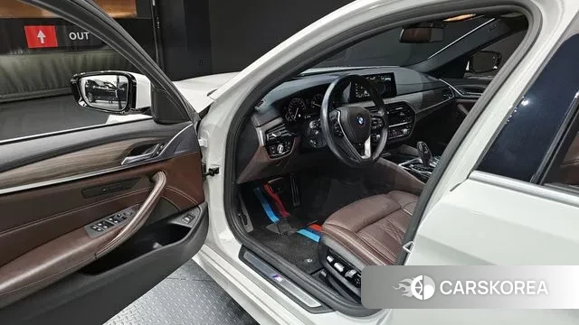 BMW 5 Series (G30) 2018 Белый из Кореи, фото 2