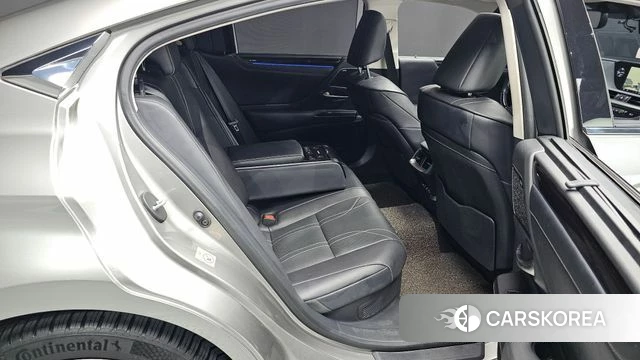 Lexus ES300h 7th generation 2018 Серебряный из Кореи, фото 2