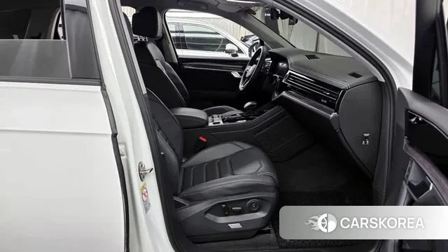 Volkswagen Touareg 3rd generation 2023 Белый из Кореи, фото 2