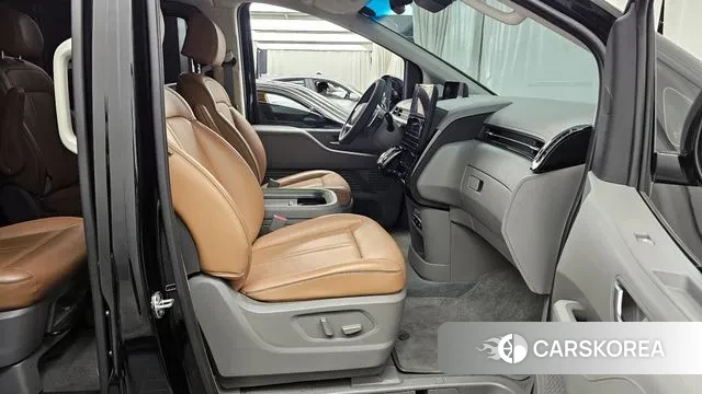 Hyundai Staria 2023 Черный из Кореи, фото 2