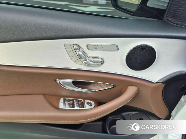 Mercedes-Benz E-Class W213 2021 Белый из Кореи, фото 2