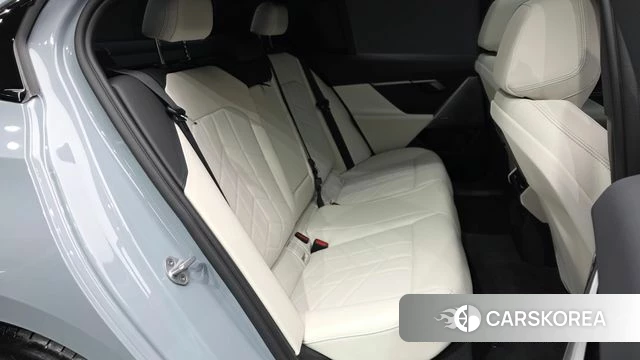 BMW 5 Series (G60) 2026 Светло-серебряный цвет из Кореи, фото 2