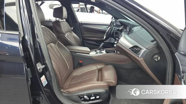 BMW 5 Series (G30) 2018 Черный из Кореи, фото 2