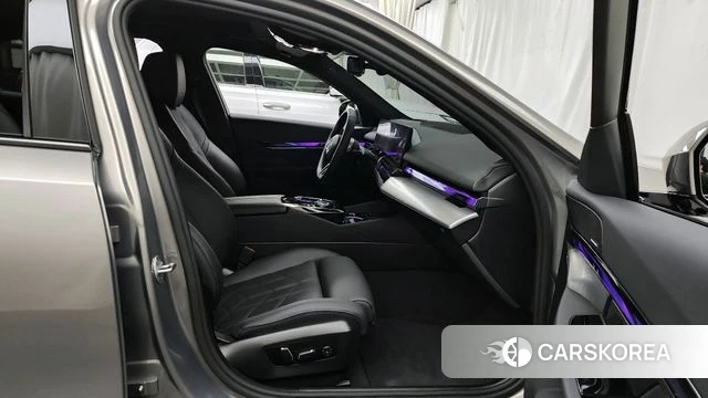 BMW 5 Series (G60) 2025 Песочный из Кореи, фото 2