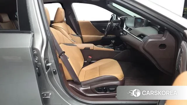 Lexus ES300h 7th generation 2021 Серебристо-серый из Кореи, фото 2