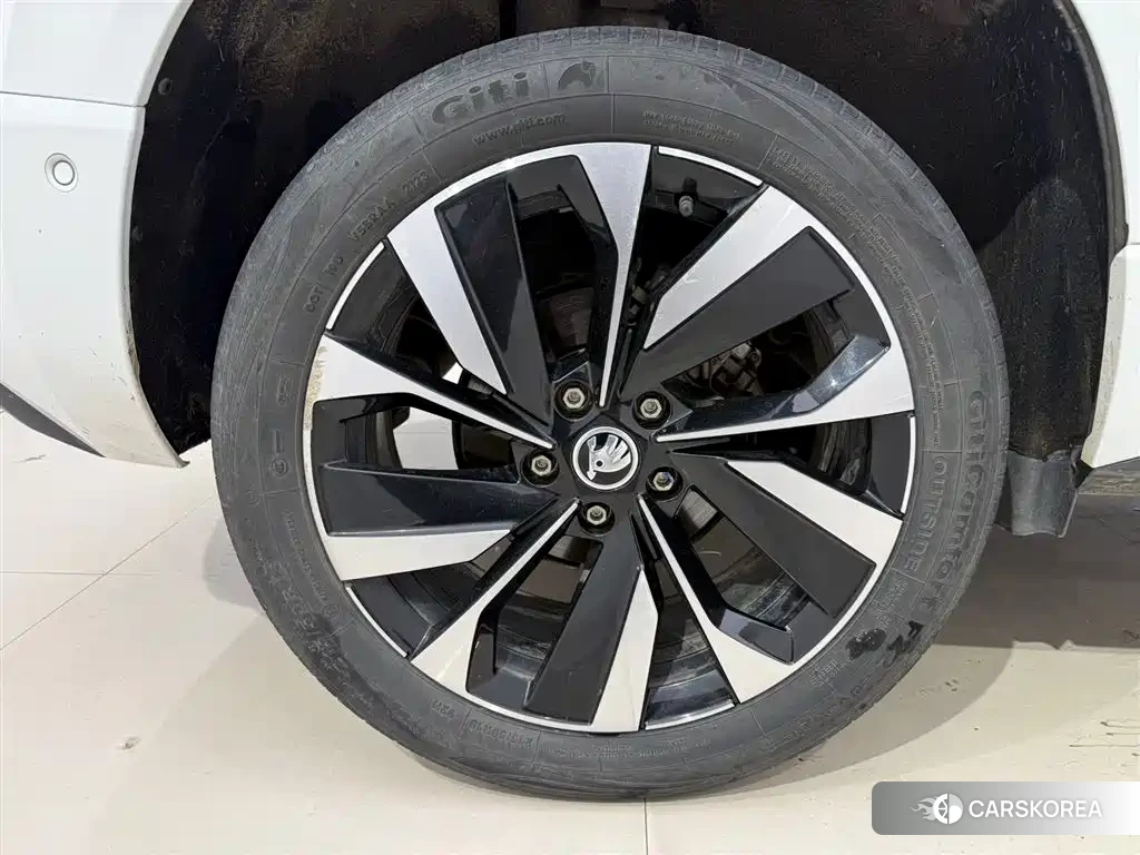 Skoda Krok 2023 Белый из Китая, фото 2