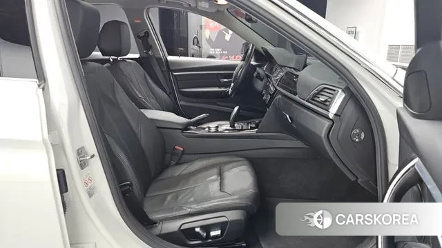 BMW 3 Series (F30) 2018 Белый из Кореи, фото 2