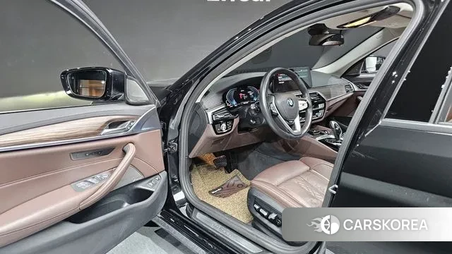 BMW 5 Series (G30) 2022 Черный из Кореи, фото 2