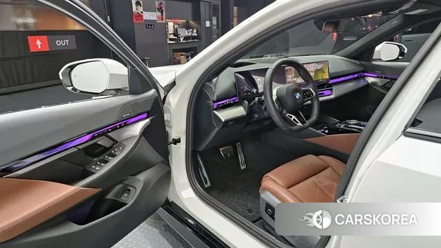 BMW 5 Series (G60) 2024 Белый из Кореи, фото 2