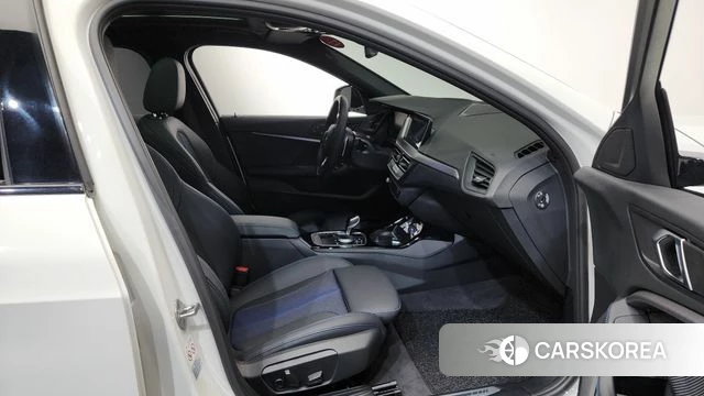 BMW 1 Series (F40) 2024 Белый из Кореи, фото 2