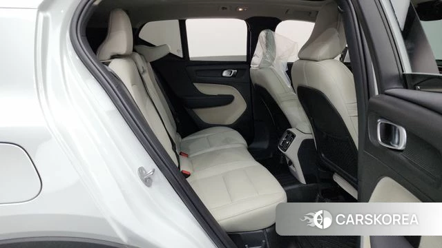 Volvo XC40 2023 Белый из Кореи, фото 2