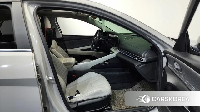 Hyundai Avante (CN7) 2021 Серебристо-серый из Кореи, фото 2