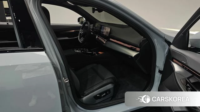 BMW 5 Series (G60) 2026 Небесно-голубой из Кореи, фото 2