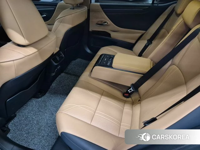Lexus ES300h 7th generation 2024 Черный из Кореи, фото 2