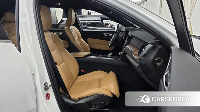 Volvo XC60 second Generation 2021 Белый из Кореи, фото 2