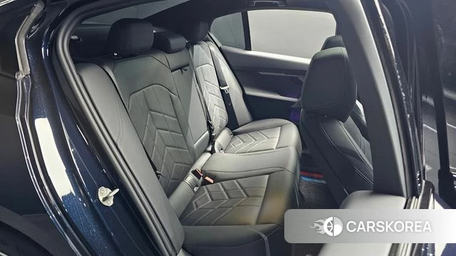 BMW 5 Series (G60) 2025 Черный из Кореи, фото 2