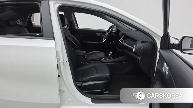 Kia The New K3 2nd generation 2021 Белый из Кореи, фото 2