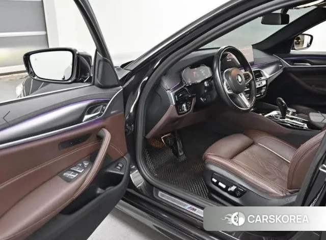 BMW 5 Series (G30) 2023 Серый из Кореи, фото 2