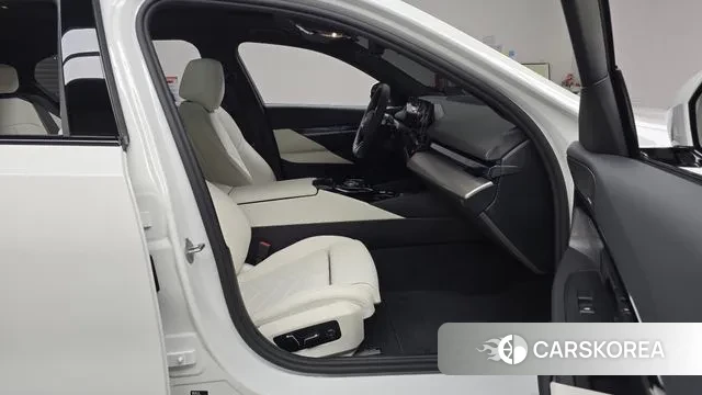 BMW 5 Series (G60) 2025 Белый из Кореи, фото 2