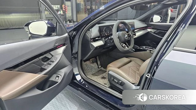 BMW 5 Series (G60) 2024 Черный из Кореи, фото 2