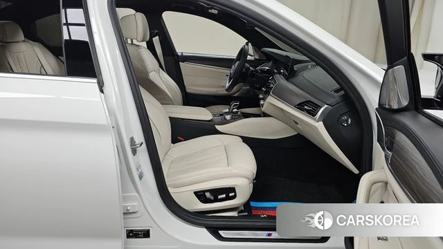 BMW 5 Series (G30) 2020 Белый из Кореи, фото 2