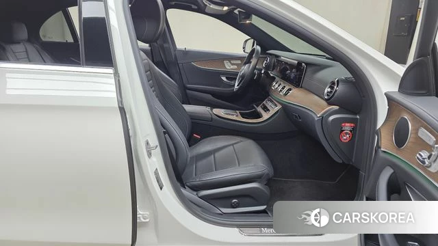 Mercedes-Benz E-Class W213 2021 Белый из Кореи, фото 2