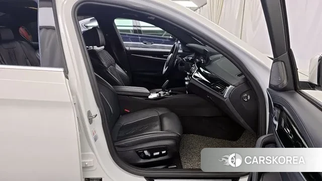 BMW 5 Series (G30) 2020 Белый из Кореи, фото 2