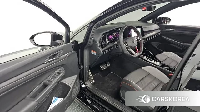 Volkswagen Golf 8th Generation 2024 Черный из Кореи, фото 2