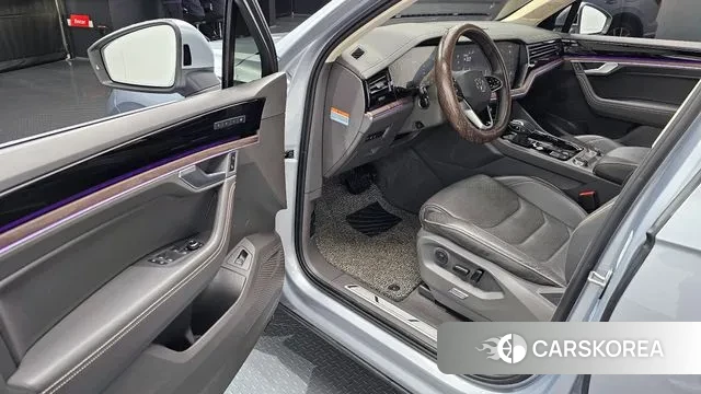 Volkswagen Touareg 3rd generation 2020 Серебряный из Кореи, фото 2