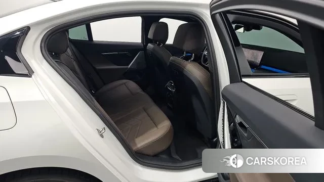 BMW 5 Series (G60) 2025 Белый из Кореи, фото 2