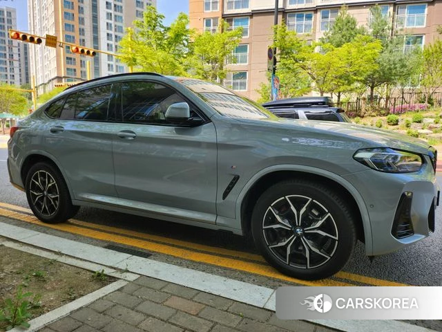 BMW X4 (G02) 2022 Светло-серебряный цвет из Кореи, фото 2