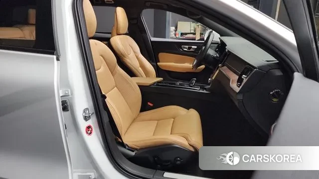 Volvo V60 Cross-Country 2nd Generation 2021 Белый из Кореи, фото 2