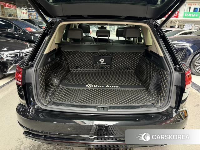 Volkswagen Touareg 2024 Черный из Китая, фото 2