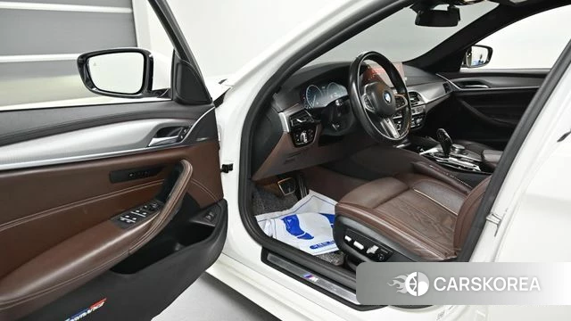 BMW 5 Series (G30) 2019 Белый из Кореи, фото 2