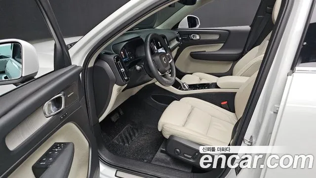 Volvo XC40 2023 Белый из Кореи, фото 2