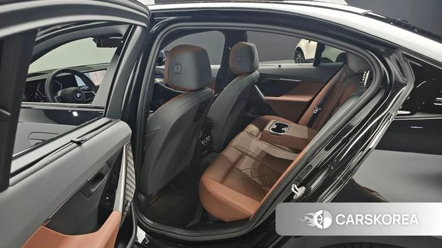 BMW 5 Series (G60) 2025 Черный из Кореи, фото 2