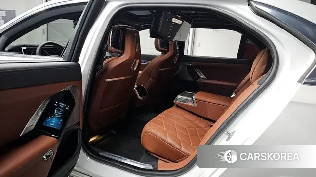 BMW 7 Series (G70) 2025 Белый из Кореи, фото 2