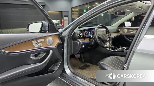 Mercedes-Benz E-Class W213 2018 Серый из Кореи, фото 2