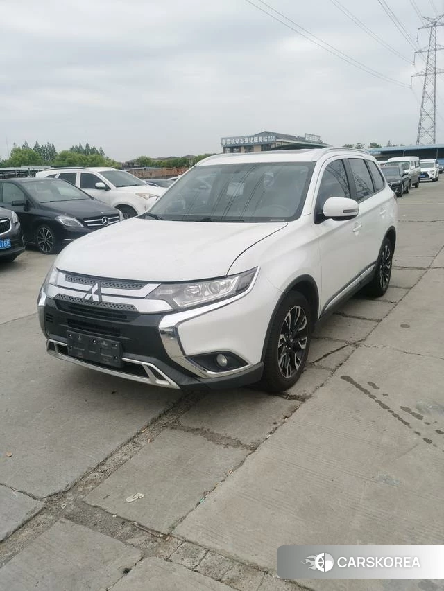 Mitsubishi  Outlander 2020 Белый из Китая, фото 2