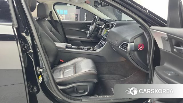 Jaguar XE 2018 Черный из Кореи, фото 2