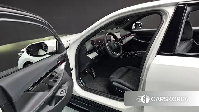 BMW 5 Series (G60) 2024 Белый из Кореи, фото 2