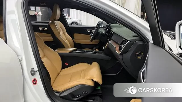 Volvo V60 Cross-Country 2nd Generation 2021 Белый из Кореи, фото 2