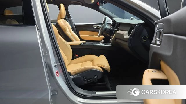 Volvo XC60 second Generation 2024 Серебристо-серый из Кореи, фото 2