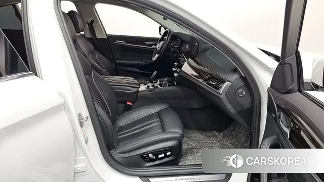 BMW 5 Series (G30) 2022 Белый из Кореи, фото 2