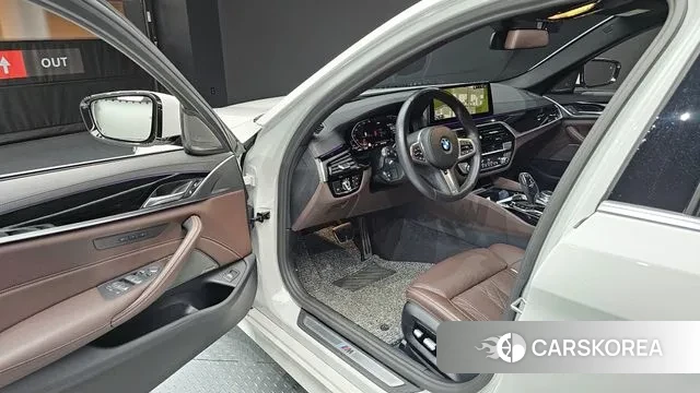 BMW 5 Series (G30) 2023 Белый из Кореи, фото 2