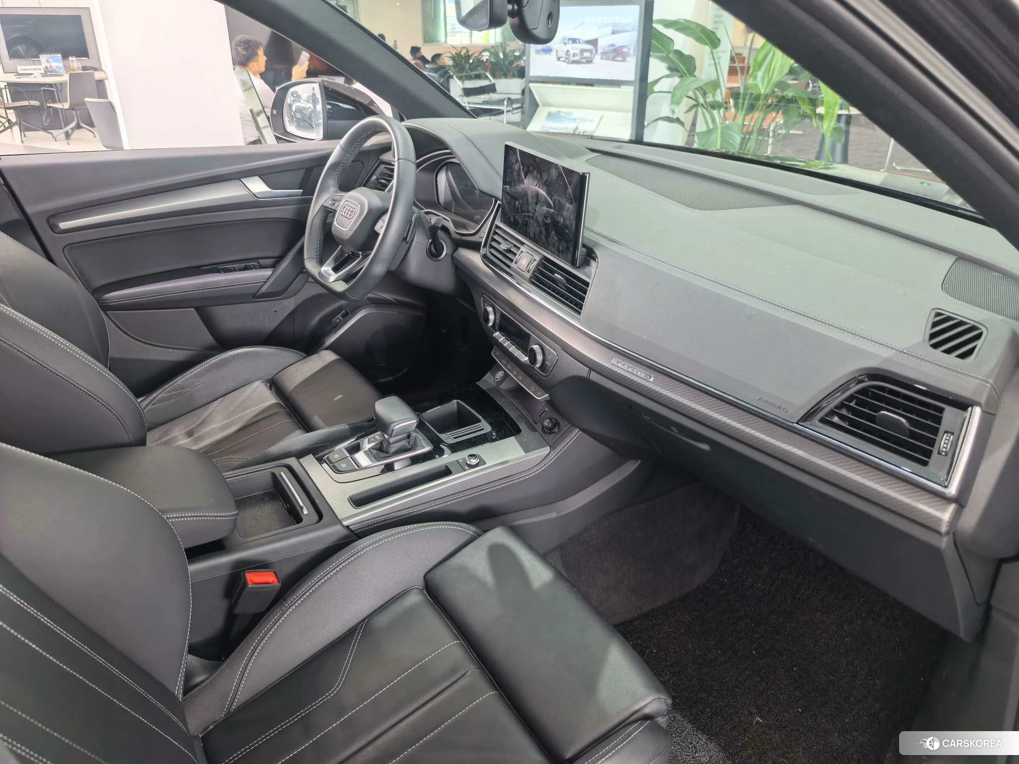 Audi Q5L 2021 Темно-серый из Китая, фото 2