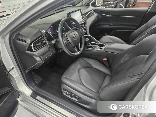 Toyota Camry (XV70) 2023 Серебряный из Кореи, фото 2