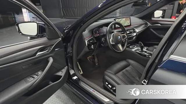 BMW 5 Series (G30) 2023 Черный из Кореи, фото 2