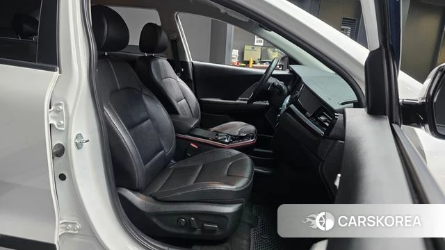 Kia Niro Plus 2023 Белый из Кореи, фото 2