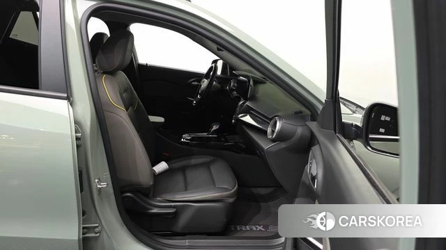 Chevrolet (GM Daewoo) Trax Crossover 2023 Зеленый из Кореи, фото 2